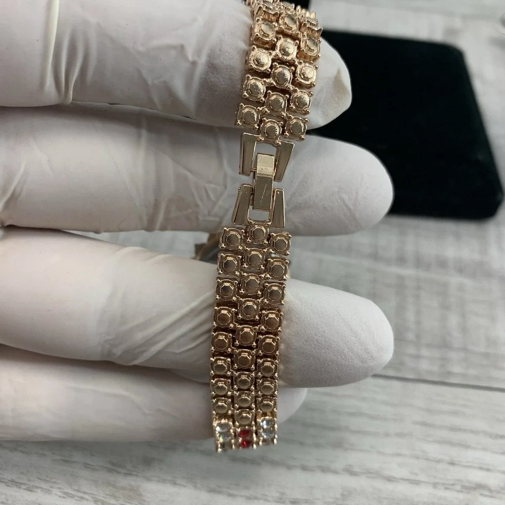 Women's Red Gemmed Quartz Wristwatch Gold Tone‎ Metal Bracelet Analog Dress